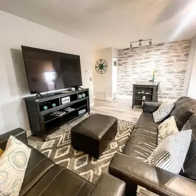 Side-by-Side Family Apartments - Sleeps 15 Total