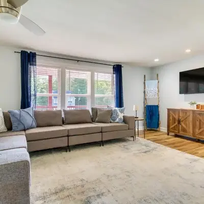 Hillsboro Hideaway with Private Hot Tub and Bunkhouse!