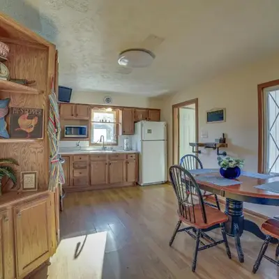 Quaint Youngstown Home about 2 Mi to Boardman Park!