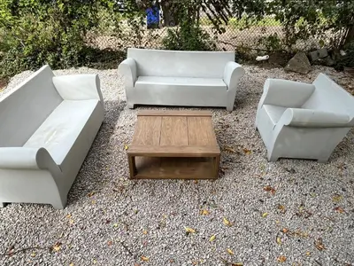 three couches and a coffee table in a yard at Garden Whisper Cozy Chamber in Cleveland
