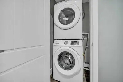 a washing machine and a washer in a room at Cle Suites 2BR 1BA 5 min Walk to Cle Clinic #12 in Cleveland