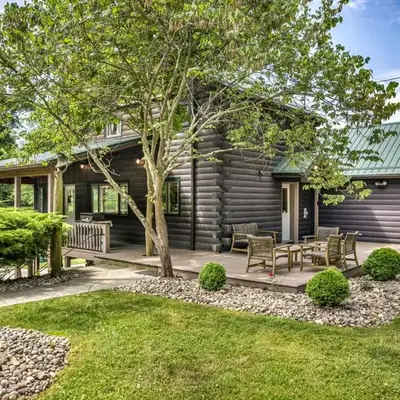 Exquisite Cabin with Amazing Interior and Exterior in Sarahsville
