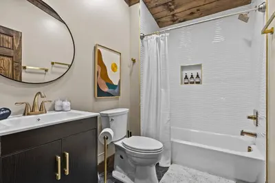 a bathroom with a toilet and a sink and a shower at Sleeps 24/ 4 Kitchens / 4 Hot Tubs / 4 Firepits in Stanton