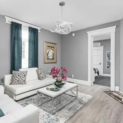 Elegant 1BR Workspace Near Parks and Summit Lake