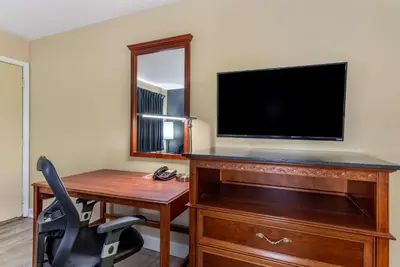 a room with a desk and a television and a desk sidx sidx sidx at Econo Lodge Erlanger - Cincinnati Airport in Erlanger